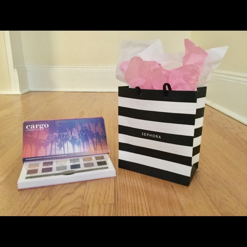 Cargo Getaway 12 Shade Eye Shadow Palette W/ Brush